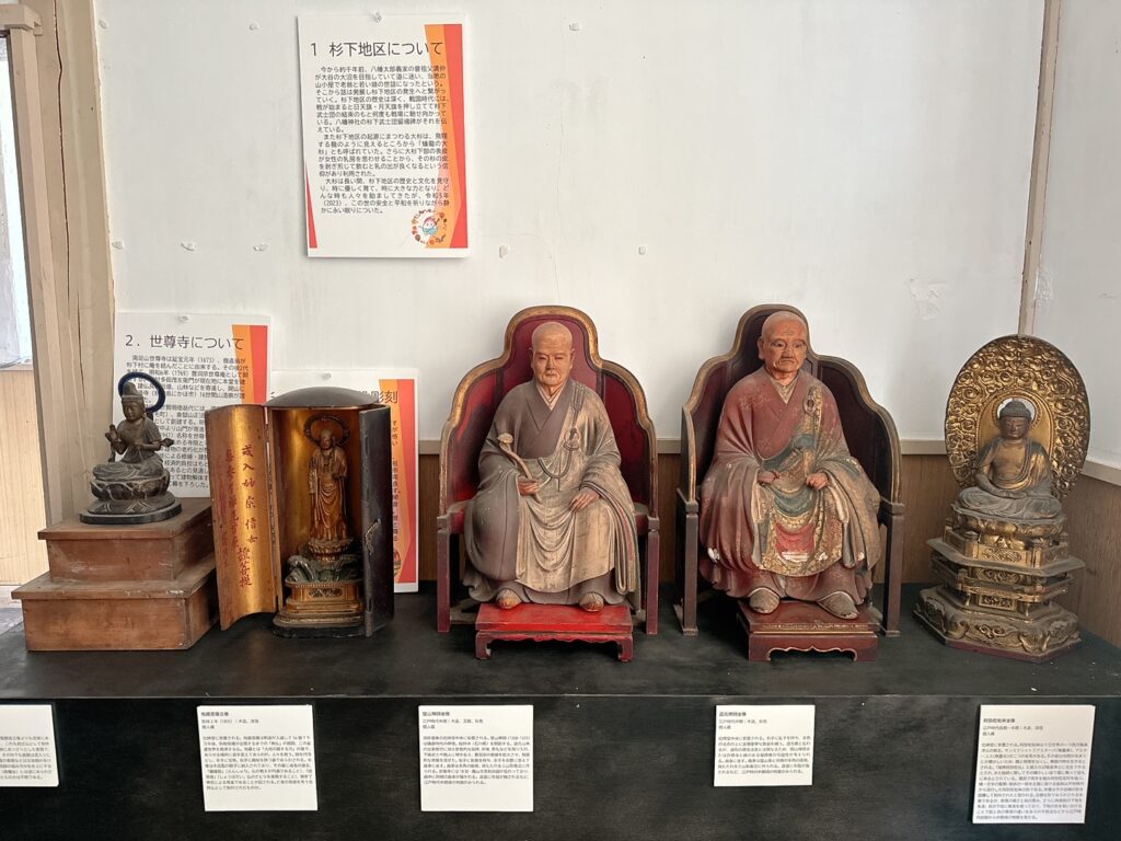 「世尊寺旧蔵仏像群」を展示しています