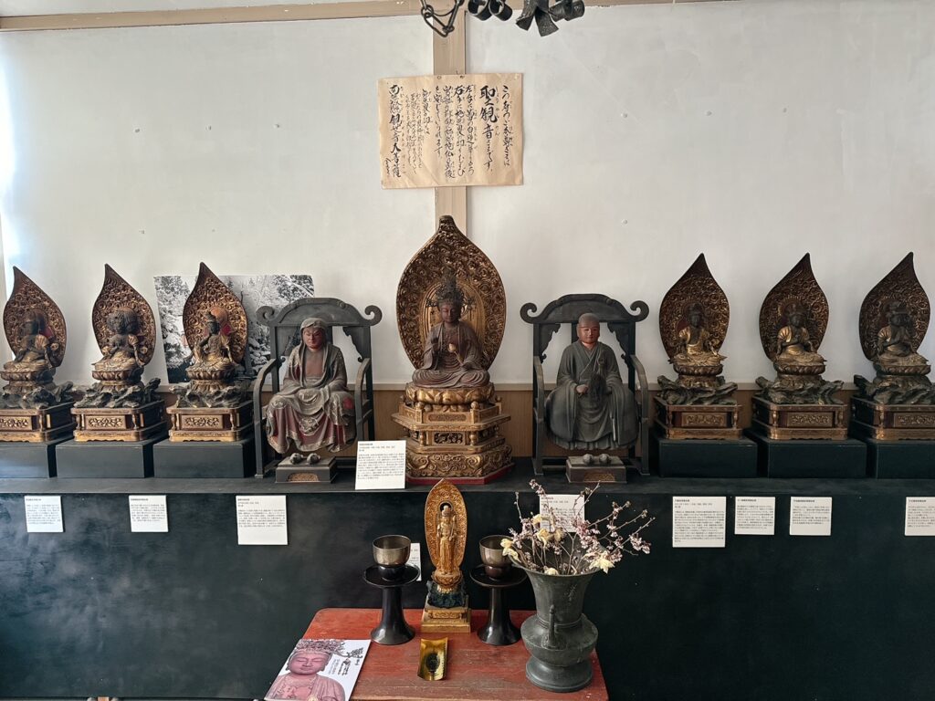 「世尊寺旧蔵仏像群」を展示しています