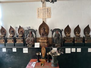 「世尊寺旧蔵仏像群」を展示しています